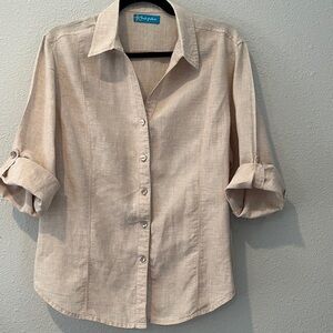 Fresh Produce Beige 100% Linen with Blue Label
Button up, roll tab sleeves
Sz L